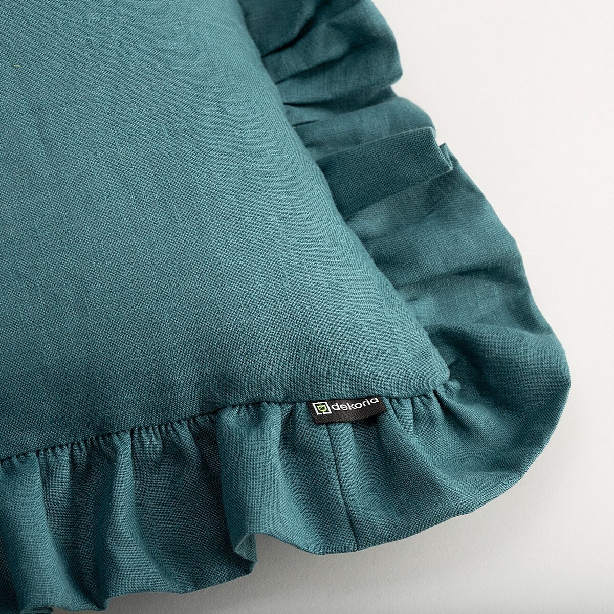 Poszewka Paula z falbaną 45x45 zgaszona szmaragdowa zieleń