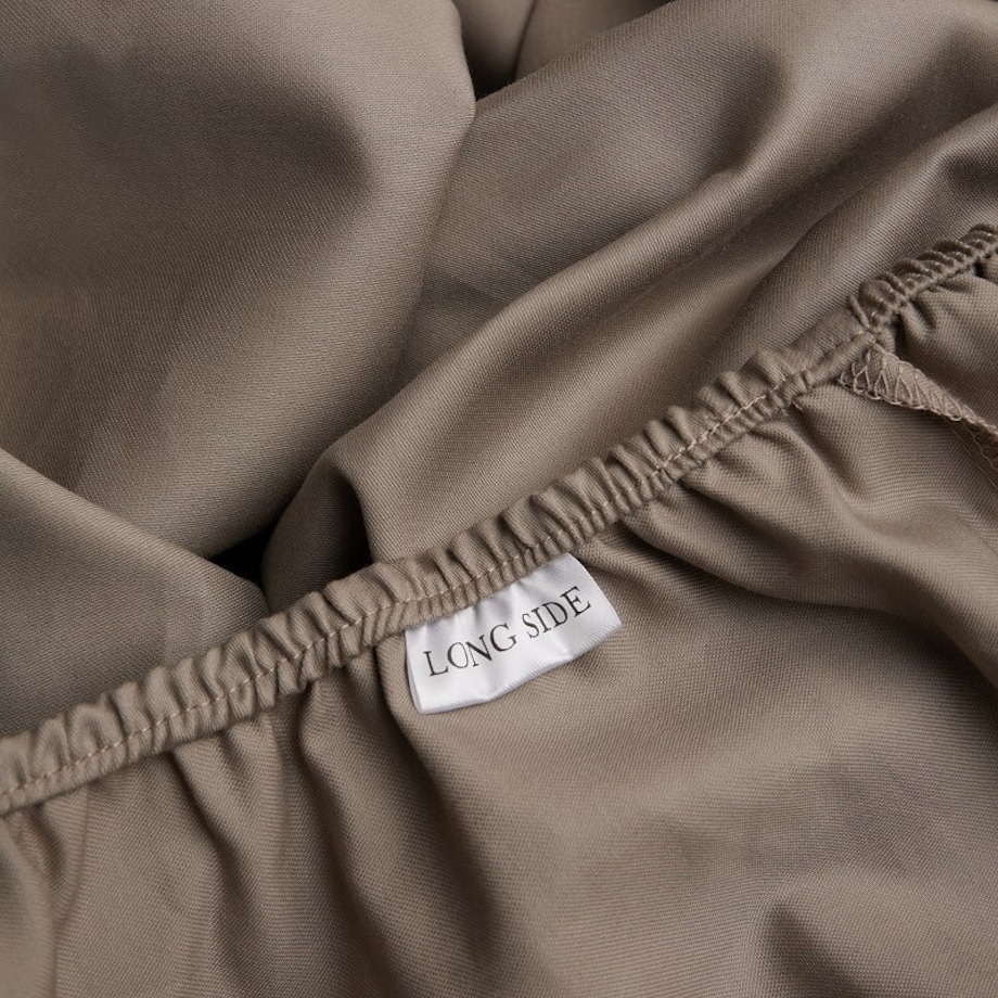 Prześcieradło satynowe z gumką taupe 180 x 200 cm