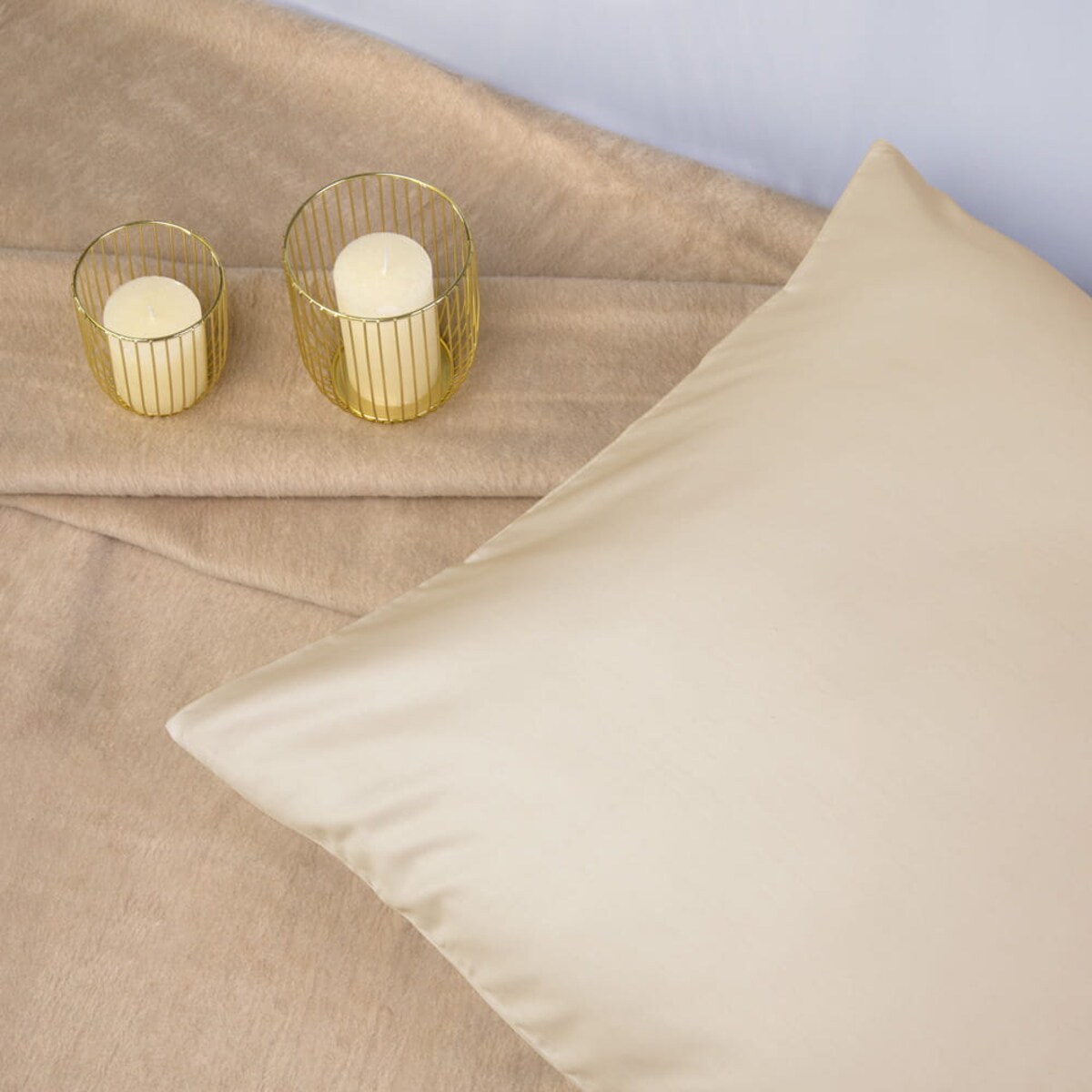 Poszewka satynowa 80x80 kolor jasny beż