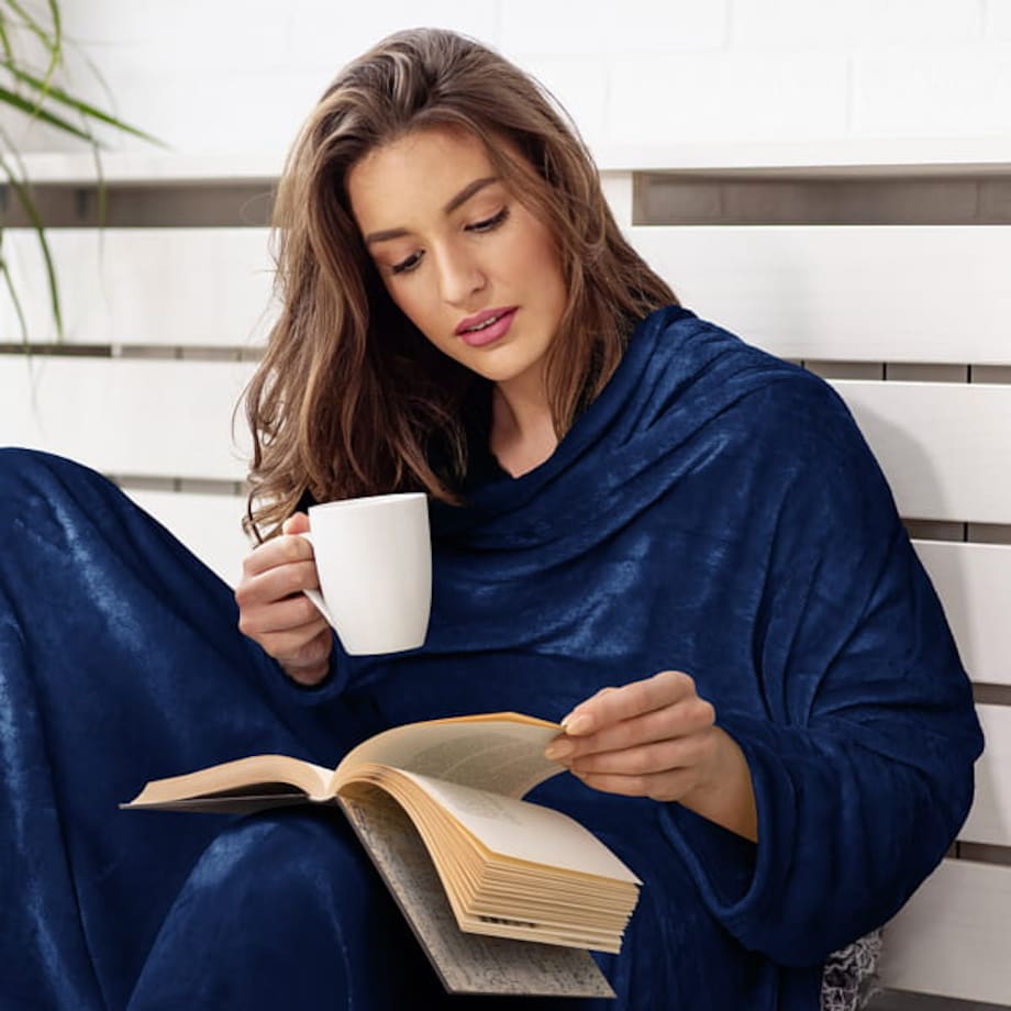 Granatowy Koc z Rękawami Kieszeniami na Filmowe Wieczory 150 x 180 Wygodny