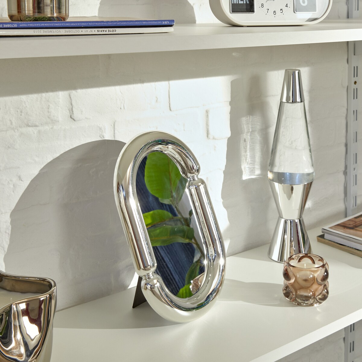 Stojące lusterko dekoracyjne TWISTED SKY, srebrna ramka, 19 x 30 cm