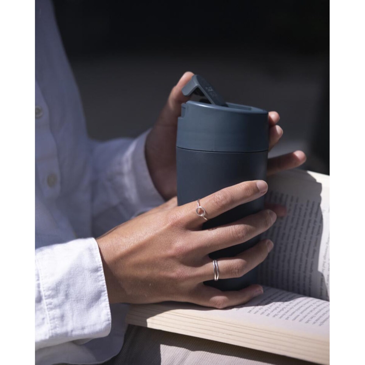 Kubek podróżny granatowy Sipp, 454 ml, Joseph Joseph