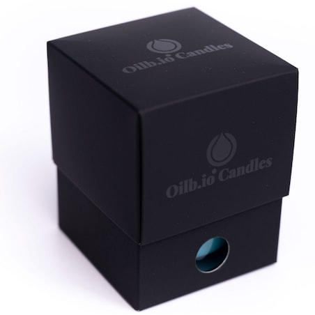 świeca Happy Hue Scents Sandalwood & Cedar — zapach harmonii, który otula przestrzeń ciepłem natury