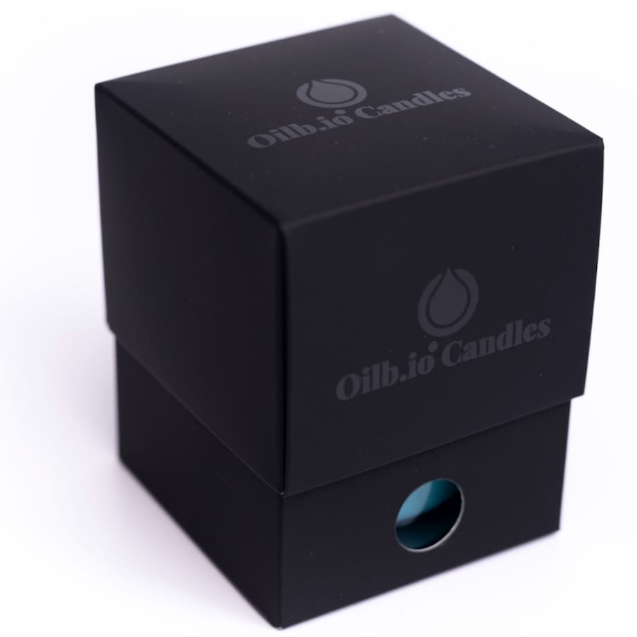 świeca Happy Hue Scents Sandalwood & Cedar — zapach harmonii, który otula przestrzeń ciepłem natury