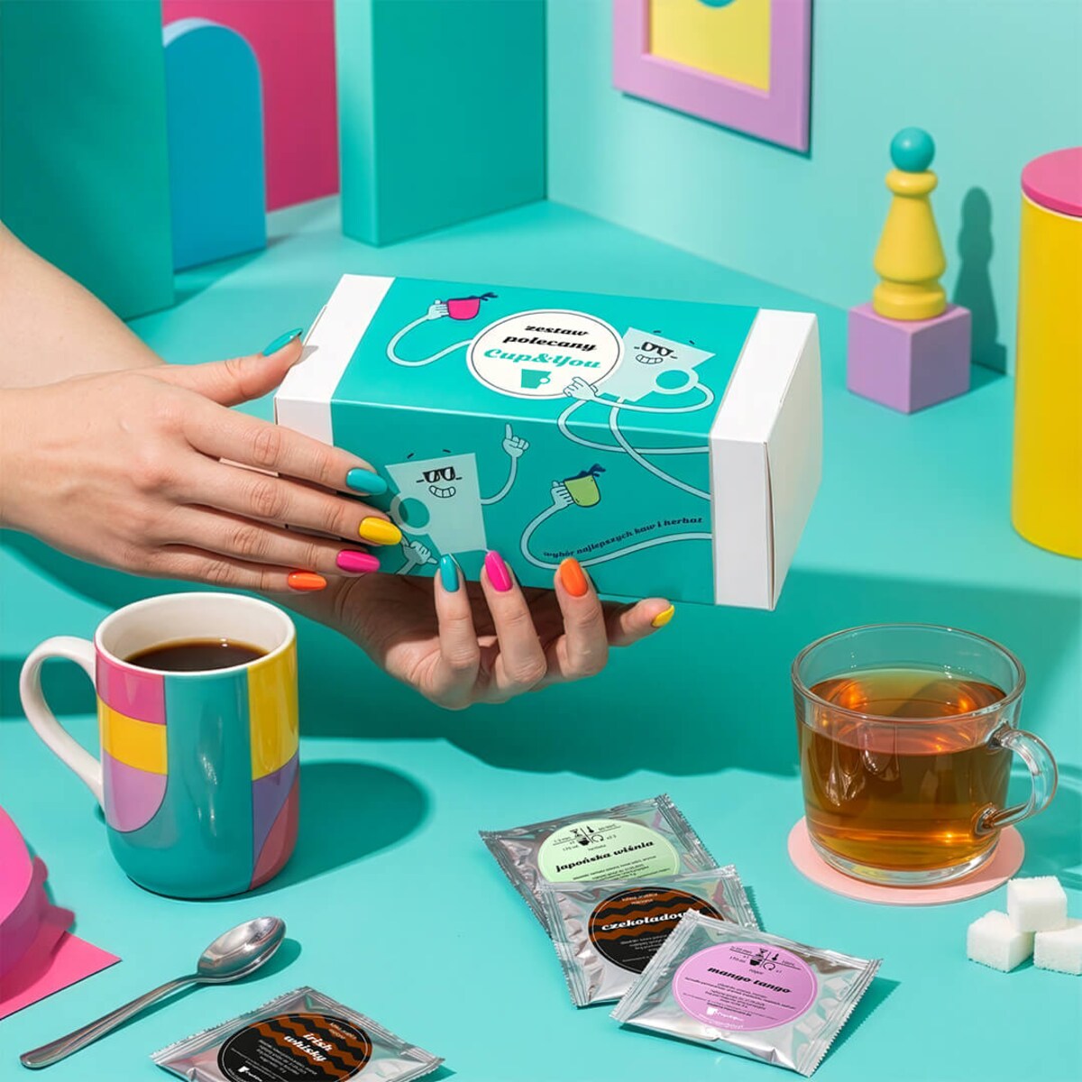 ZESTAW KAW MIELONYCH I HERBAT SYPANYCH "POLECANE CUP&YOU" - MIX 20 RÓŻNYCH SMAKÓW W SASZETKACH NA PREZENT UPOMINEK DLA KOBIETY FACETA MĘŻCZYZNY NIEJ NIEGO