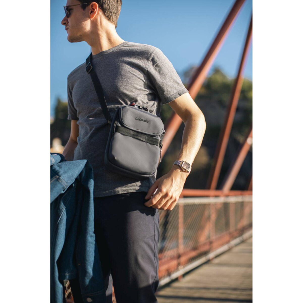 Torba męska na ramię antykradzieżowa / listonoszka Pacsafe Metrosafe X - ciemnoszara