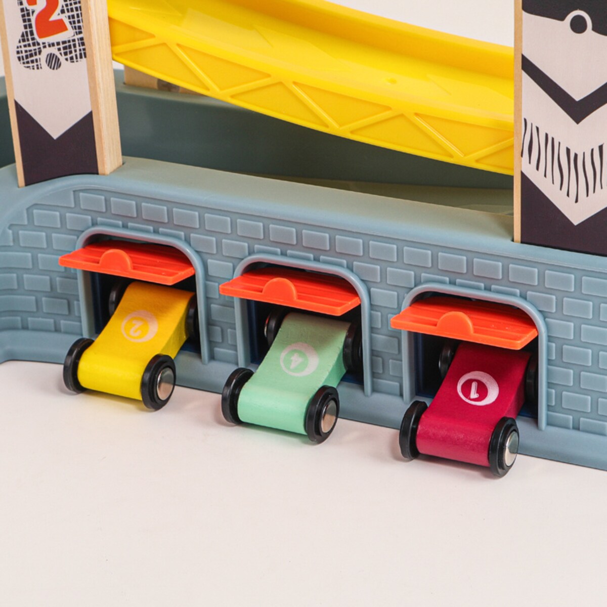 Tor wyścigowy dla dzieci – zjeżdżalnia z autami, garażami i stacją benzynową 18 mies.+ Top Bright