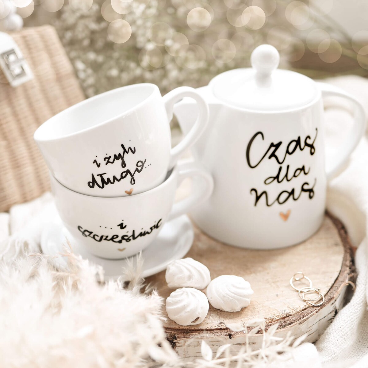 Zestaw 2 białych kubków porcelanowych 500 ml - motyw złotego serca i napisu i żyli długo i szczęśliwie dla nowożeńców na ślub