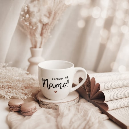 Biały kubek porcelanowy 300 ml - napis kocham cię mamo ze złotym sercem na dzień matki dla mamy
