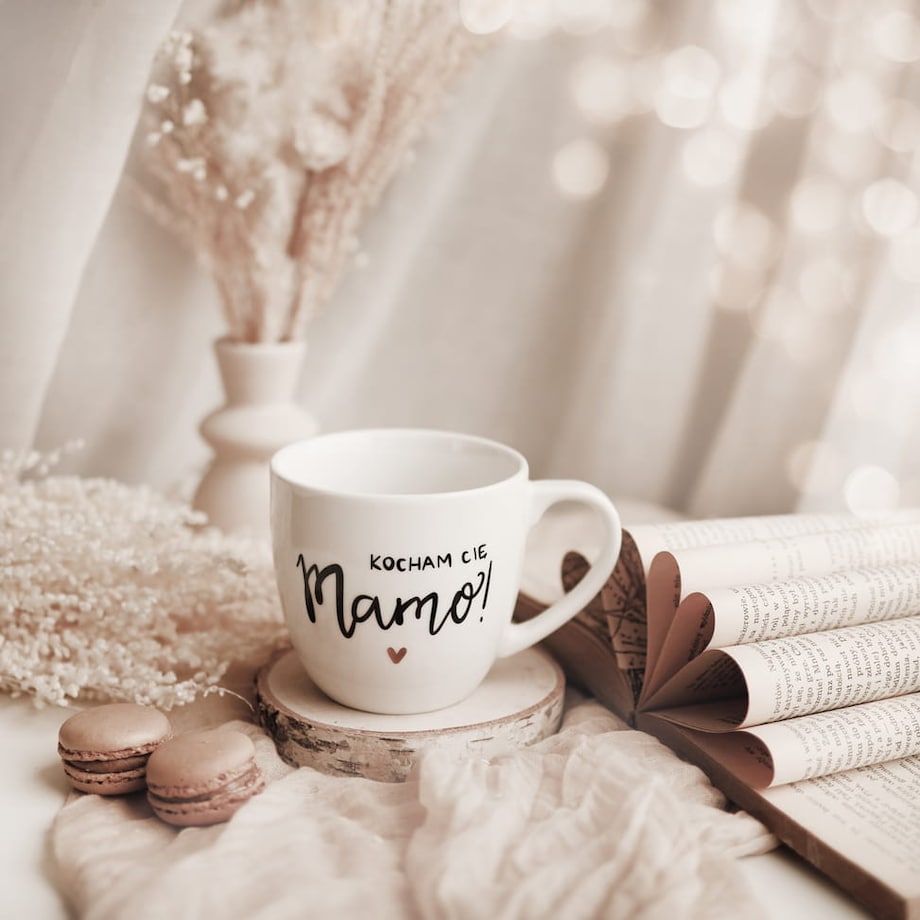 Biały kubek porcelanowy 300 ml - napis kocham cię mamo ze złotym sercem na dzień matki dla mamy