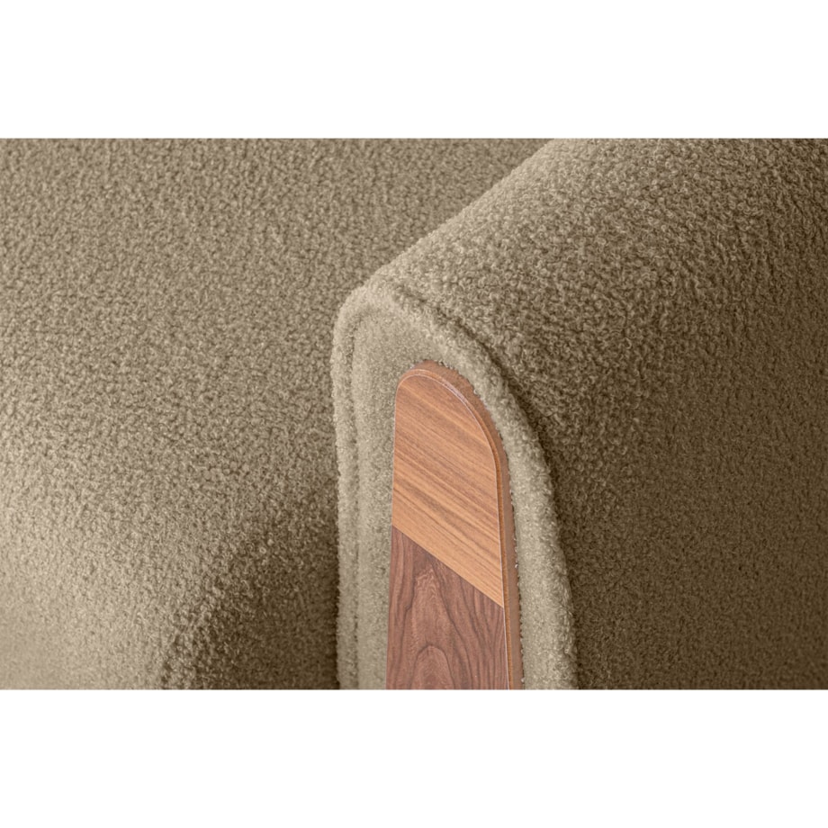 KONSIMO GUSTAVO Sofa trzyosobowa wykonana z beżowej tkaniny boucle