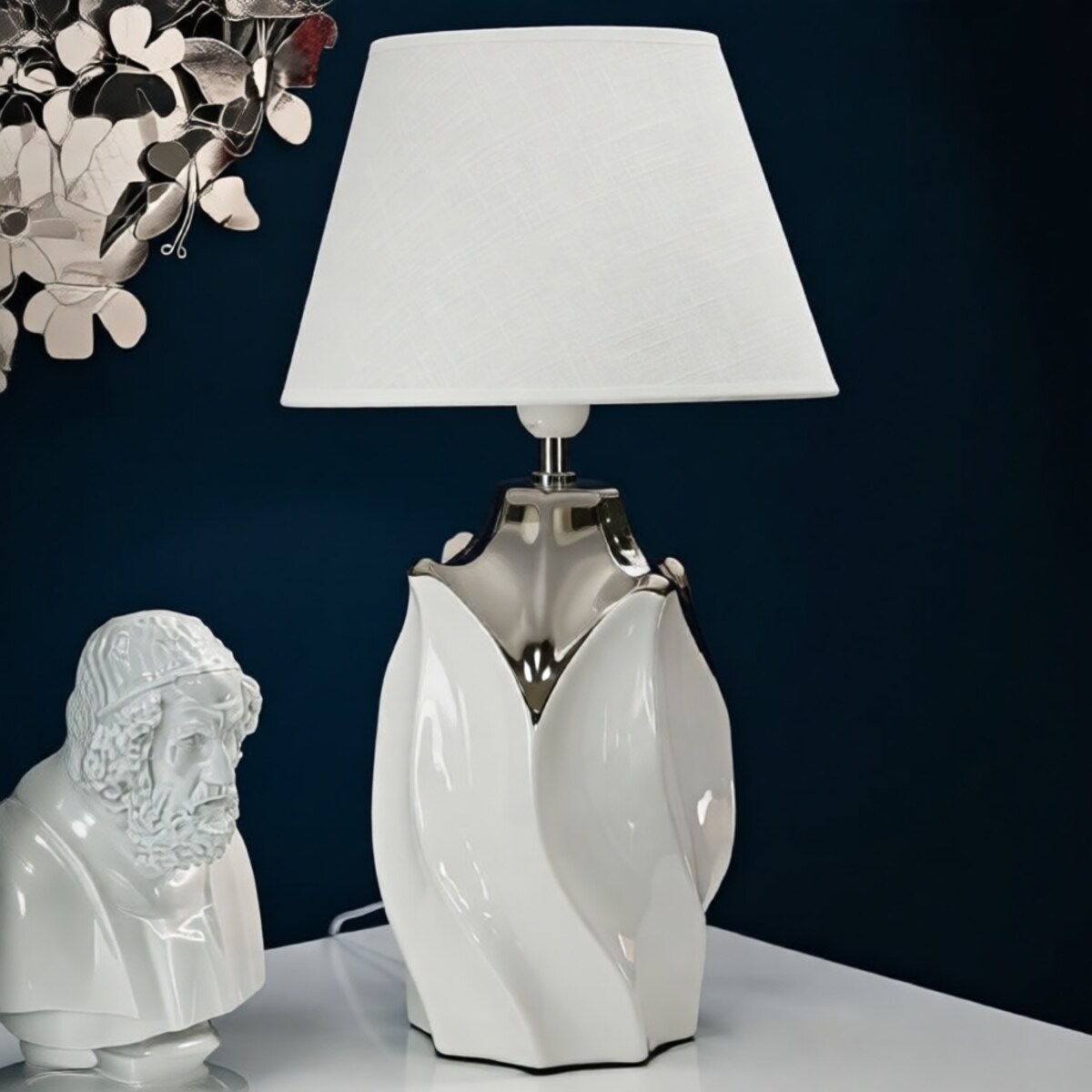 Lampa stołowa Shiney, kolor biały i srebrny, ceramika, żelazo i tkanina, 30 x 30 x 51 cm, 1 x E27, max. 40 W, do salonu i sypialni, Mauro Ferretti