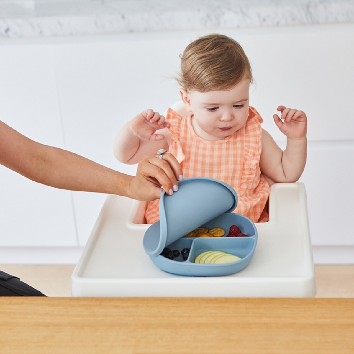 Talerzyk trójdzielny z przyssawką i przykrywką dla dzieci 6m+ silikonowy błękitny b.box