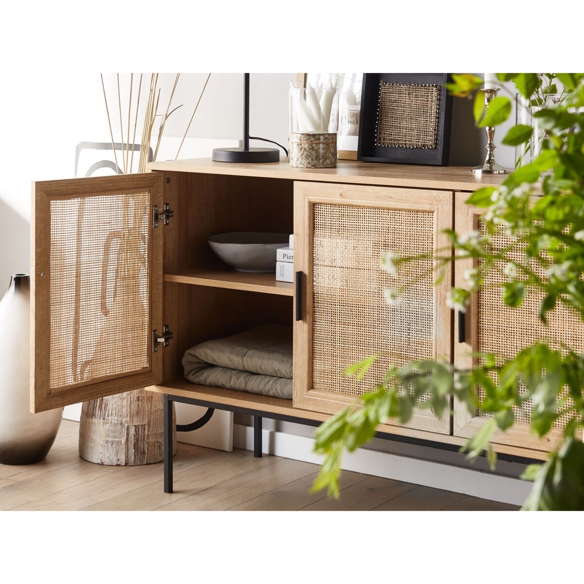 Szafka trzydrzwiowa fronty rattanowe jasne drewno PASCO