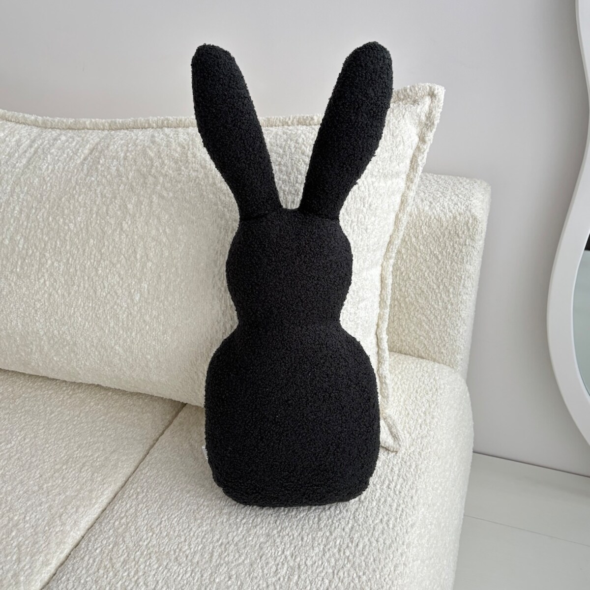 Poduszka minimalistyczny Zając boucle czarny