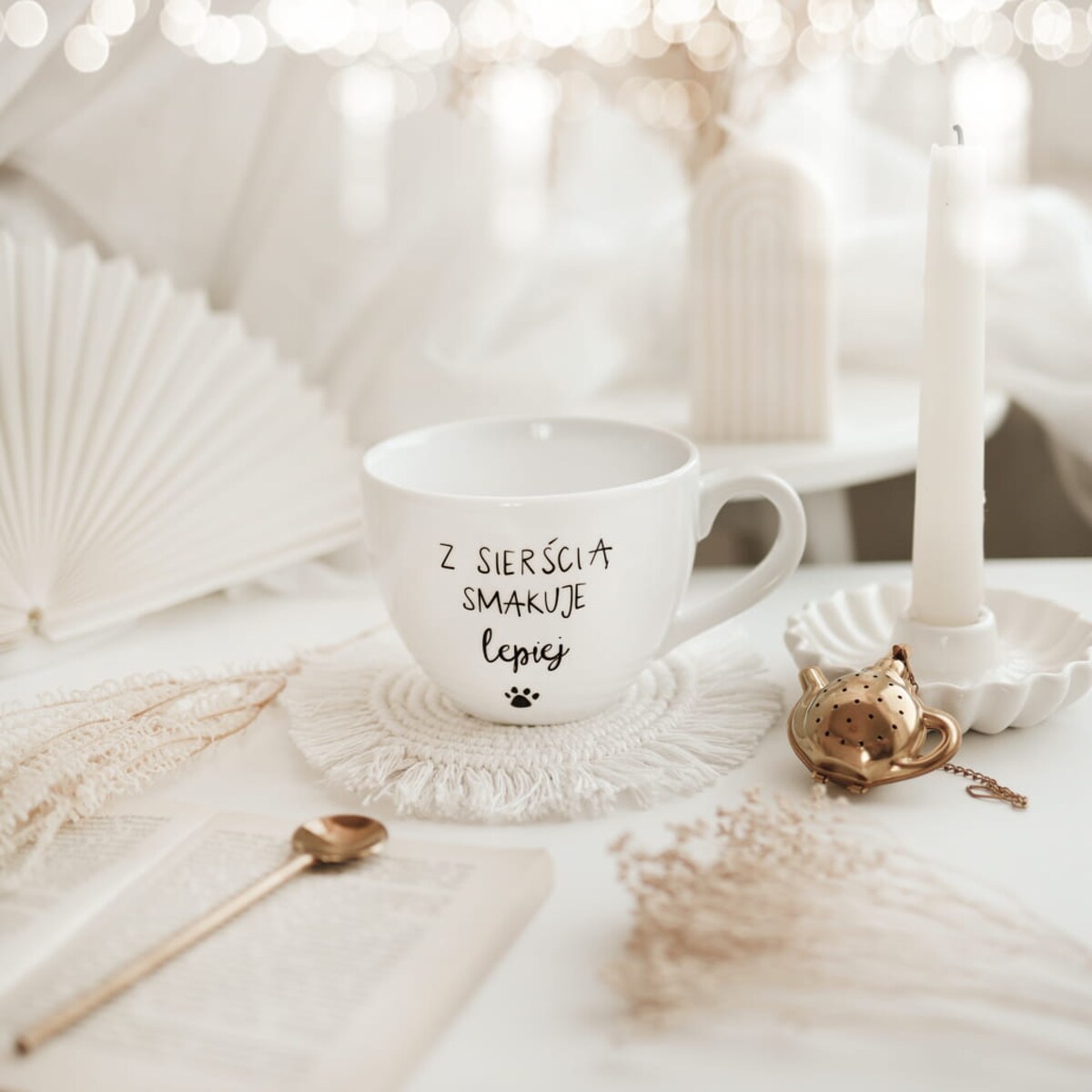 Biały kubek porcelanowy 500 ml - Z sierścią smakuje lepiej na dzień zwierząt dla miłośników psów i kotów