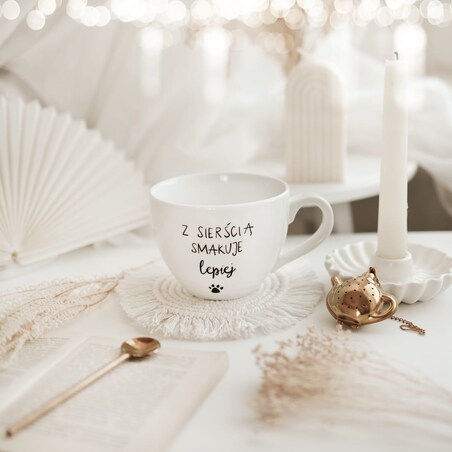 Biały kubek porcelanowy 500 ml - Z sierścią smakuje lepiej na dzień zwierząt dla miłośników psów i kotów