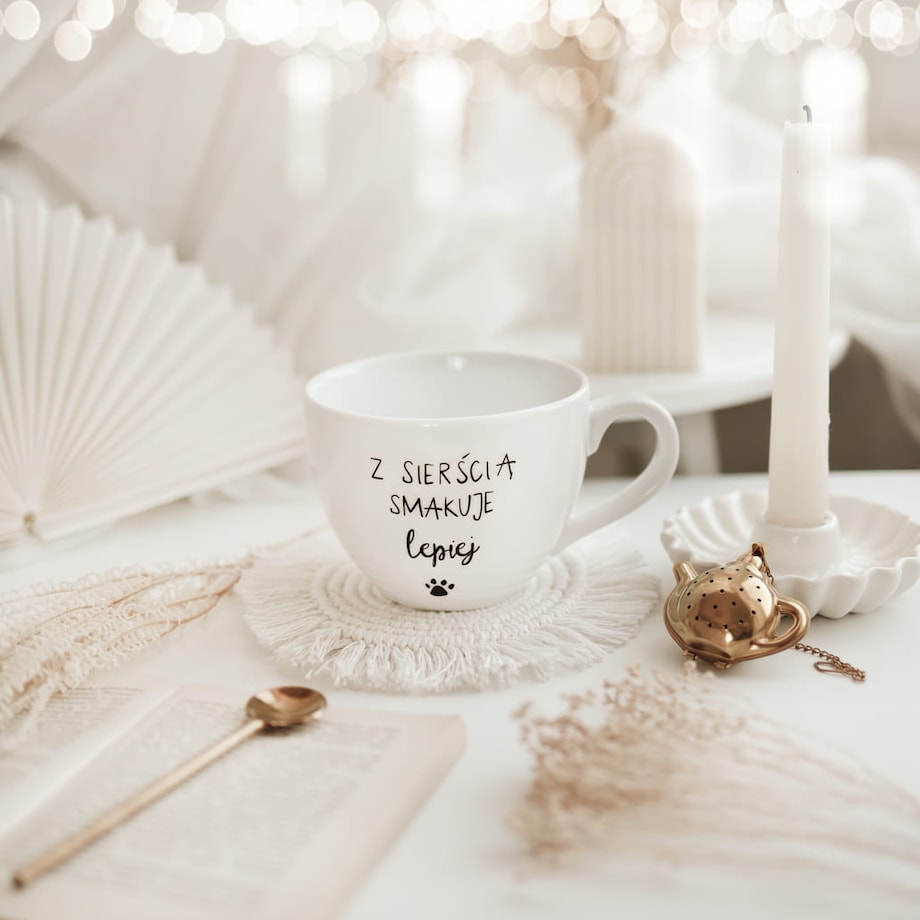 Biały kubek porcelanowy 500 ml - Z sierścią smakuje lepiej na dzień zwierząt dla miłośników psów i kotów