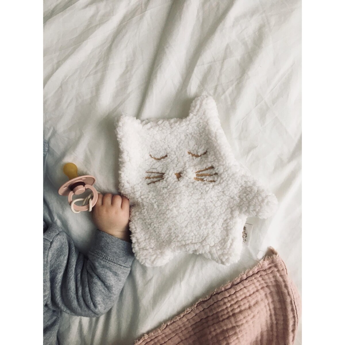Zawieszka do smoczka/przytulanka kotek ecru