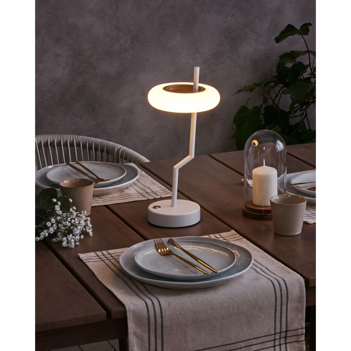 Bezprzewodowa lampa stołowa metalowa biała ALVIELA