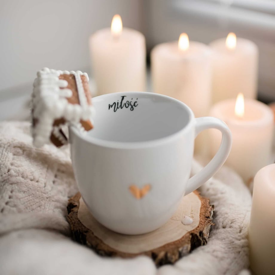 Biały kubek porcelanowy 300 ml „Miłość" ze złotym sercem - prezent na walentynki, rocznicę, zaręczyny
