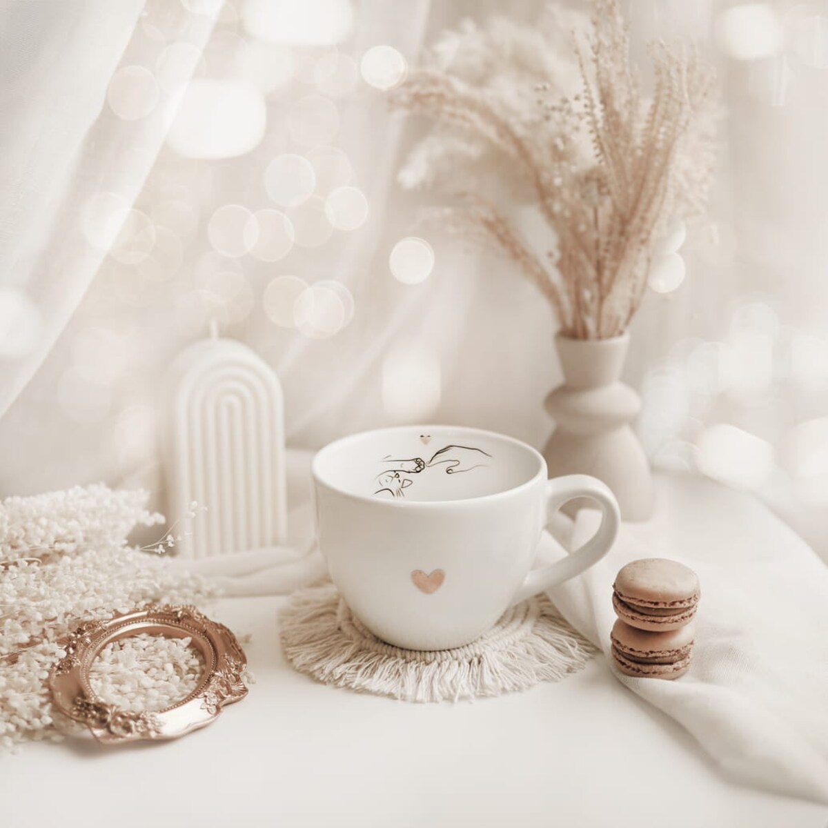 Biały kubek porcelanowy 500 ml - motyw złotego serca z kocią łapką dla miłośnika kotów na urodziny