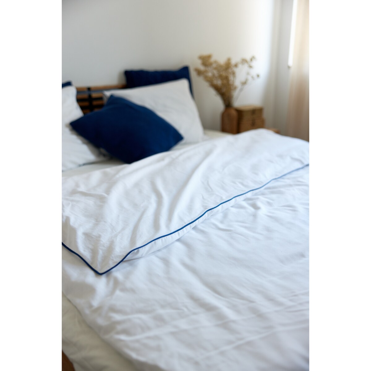 Pościel biała lamówka granatowa, 160 x 200 cm, La Manta
