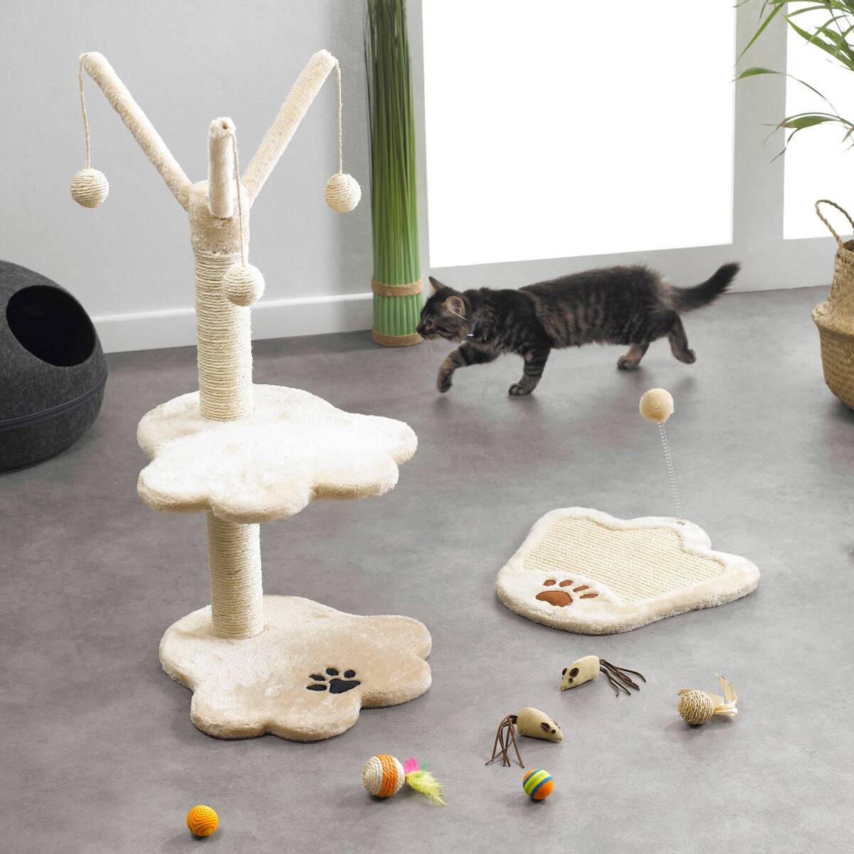 Drapak dla kota w kształcie łapki z pomponem, 35 x 35 x 23 cm