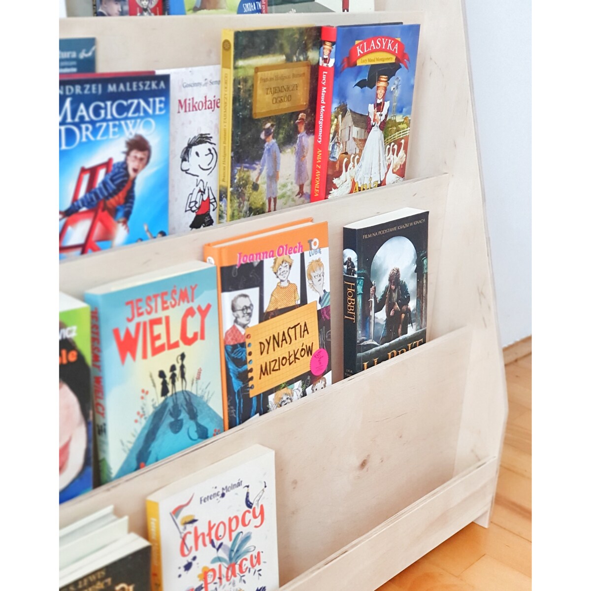 BIBLIOTECZKA DREWNIANA STOJĄCA NA KSIĄŻKI