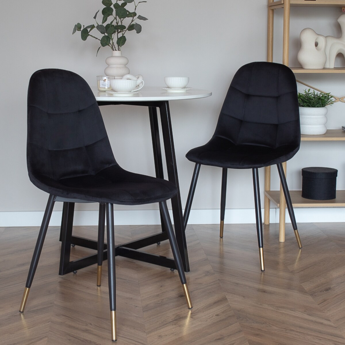 Krzesło tapicerowane czarne pikowane welurowe do salonu złote nogi