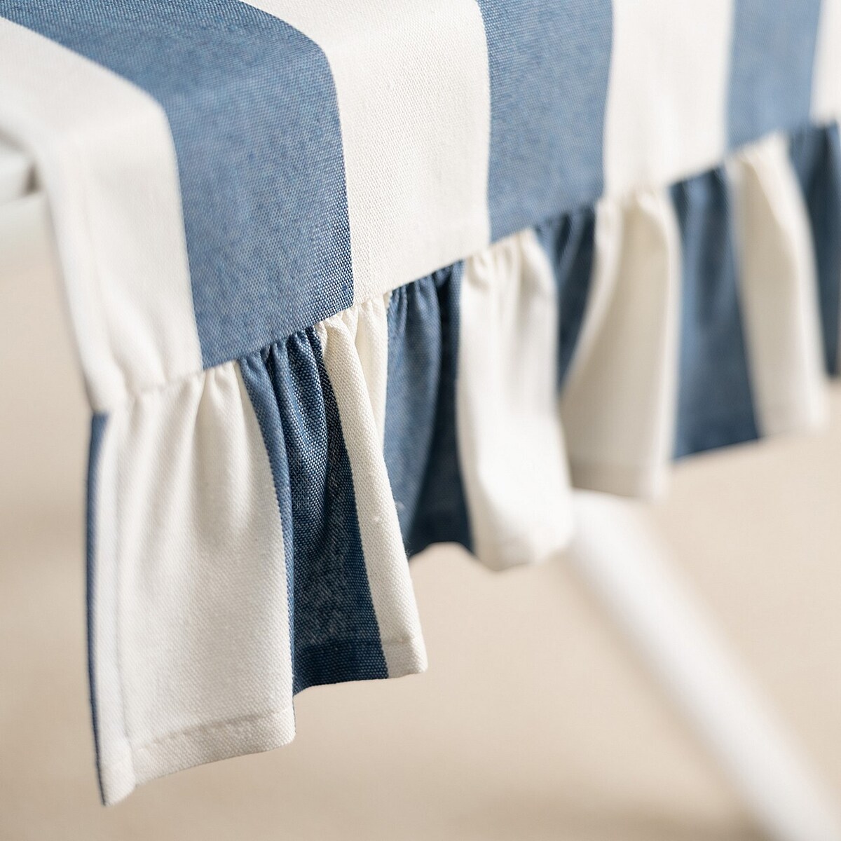 Bieżnik z falbaną 40x160 cm 40x160 niebiesko-białe pionowe pasy (5,5cm)