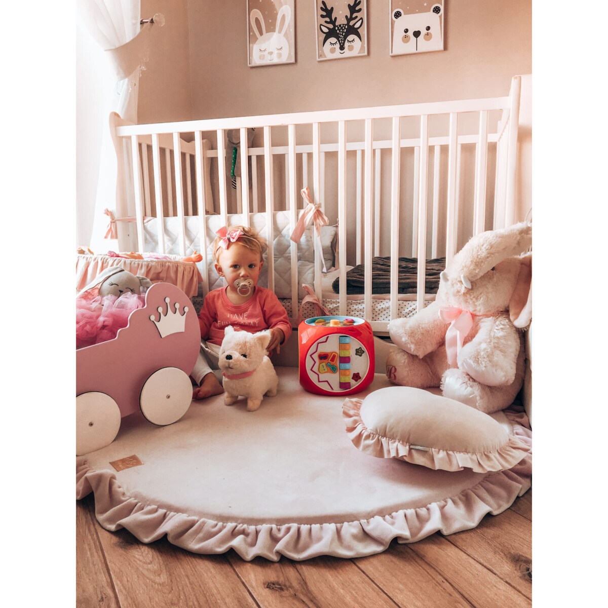 Mata Okrągła z Falbanką 100x100cm dla Dzieci, Welurowa, Jasnoróżowa