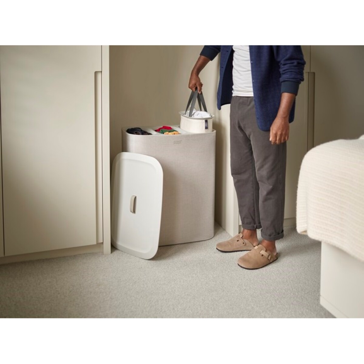 Kosz na pranie beżowy Trio Tota, 90 l, Joseph Joseph
