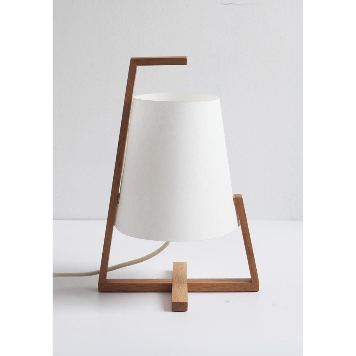 Lampka stołowa z bambusową podstawką