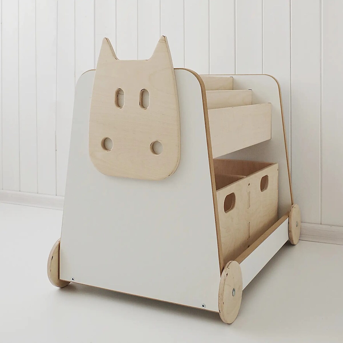 Drewniany regał na kółkach