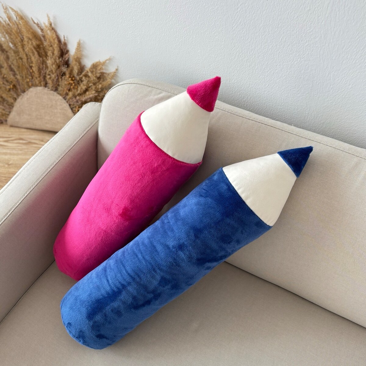 Poduszka w kształcie kredki kredka fuksja