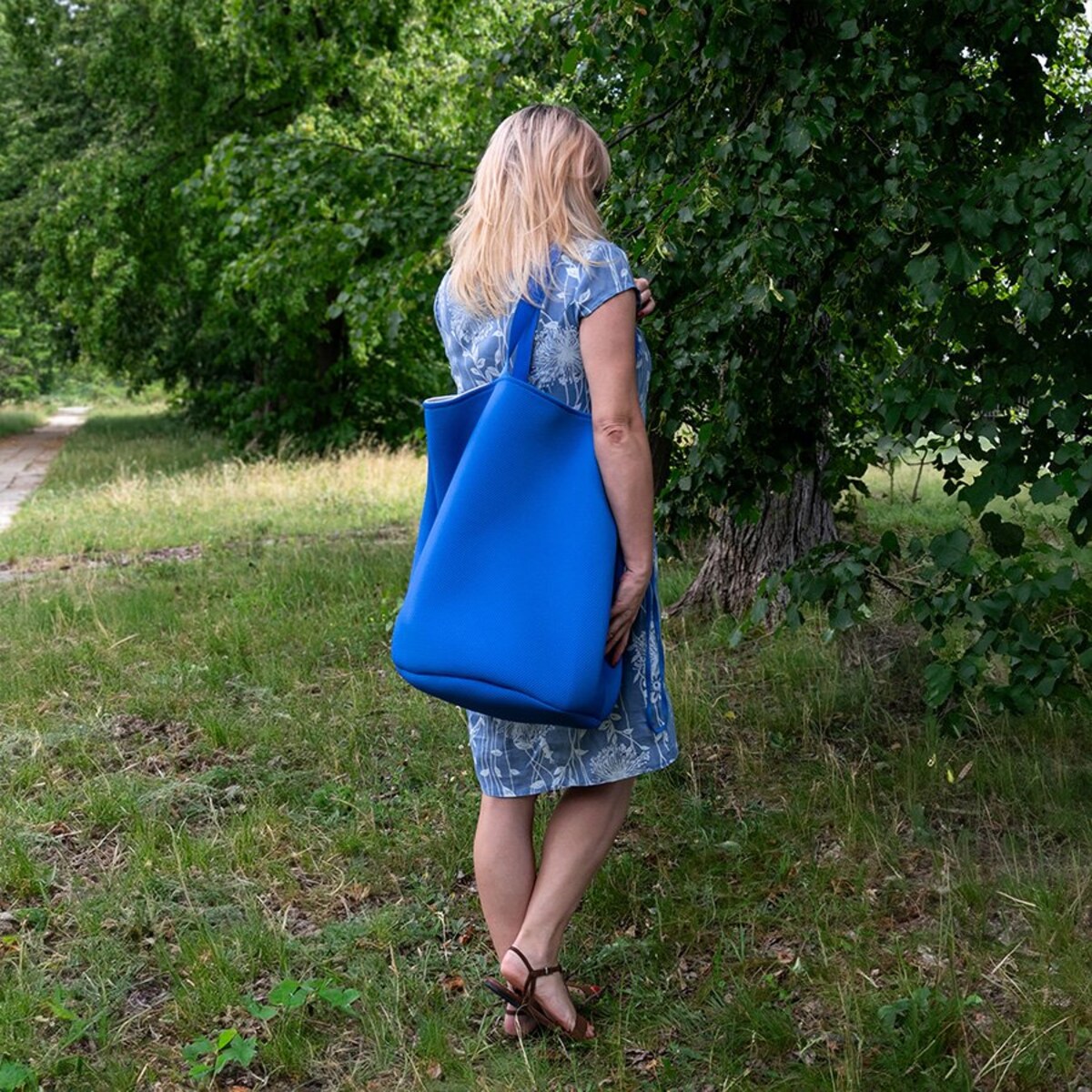 Torba na zakupy z okrągłym spodem, 58x48 jasnoniebieska środek srebrny