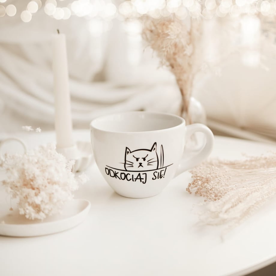 Biały kubek porcelanowy 500 ml - zabawny napis Odkociaj się z motywem kota dla miłośnika kotów na urodziny