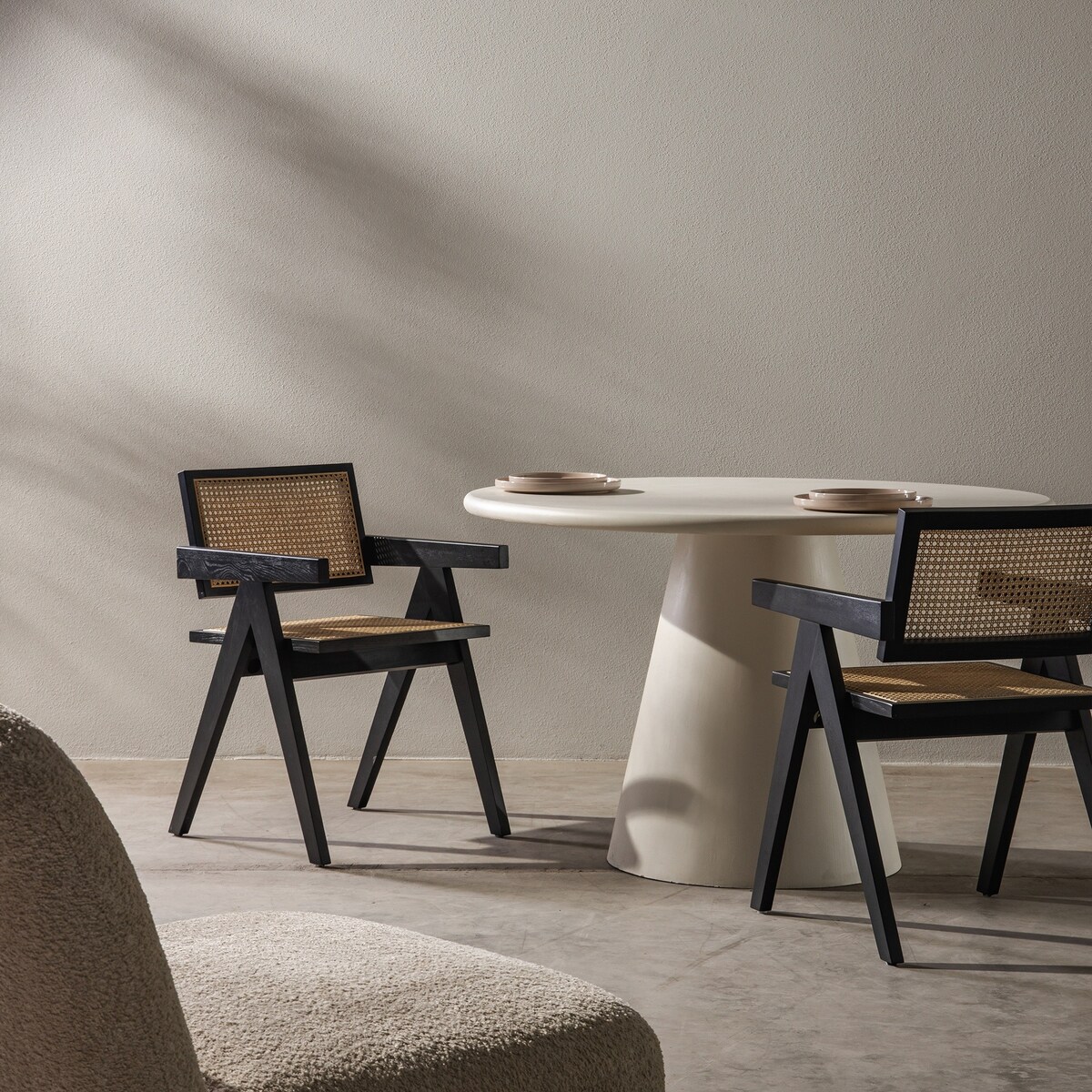 Krzesło z podłokietnikami, 78,5x51,7x54,1 cm KIEMER - IV czarne, twarde