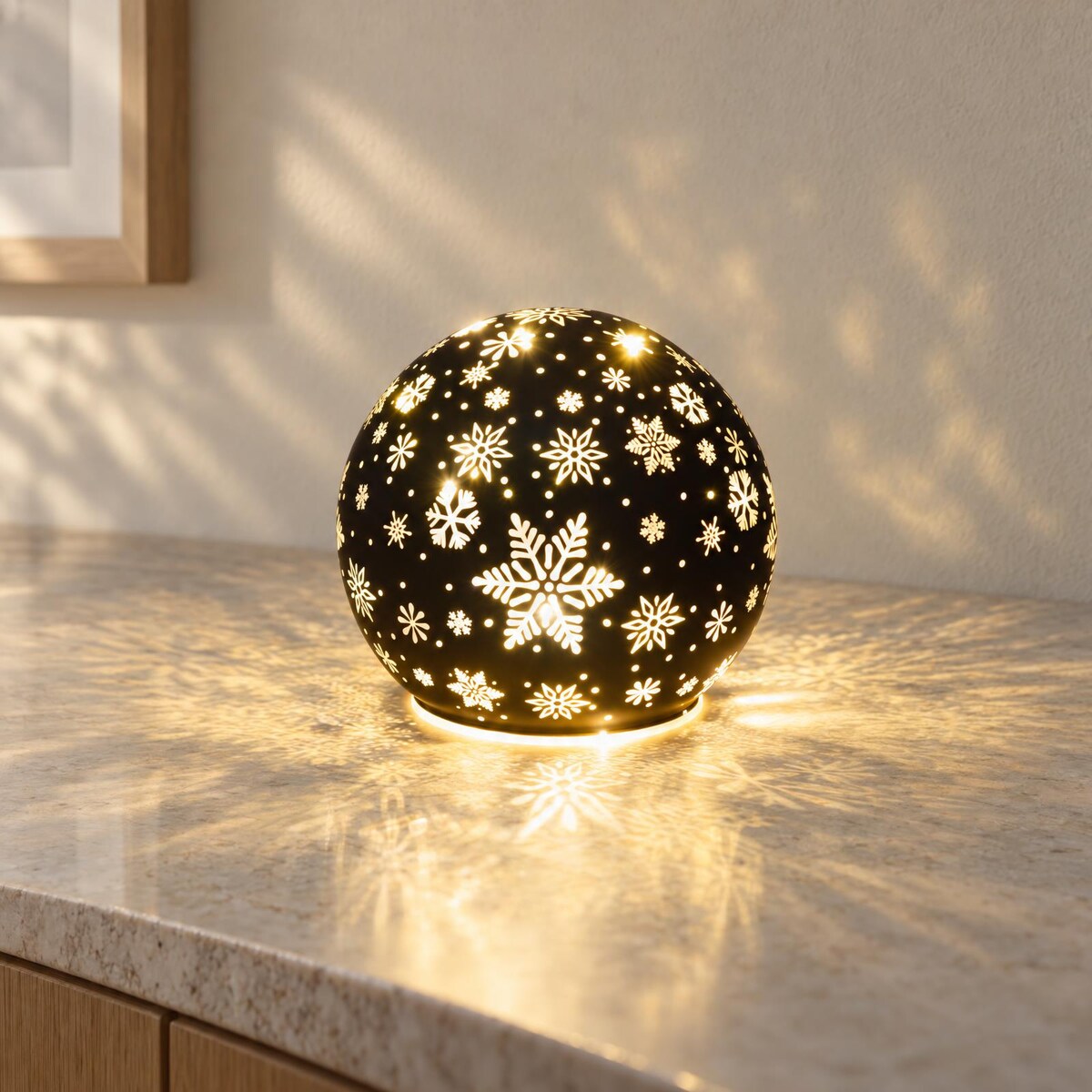 Szklana kula dekoracyjna z podświetleniem 3D LED, motyw śnieżynki, Ø 12 x 11 cm
