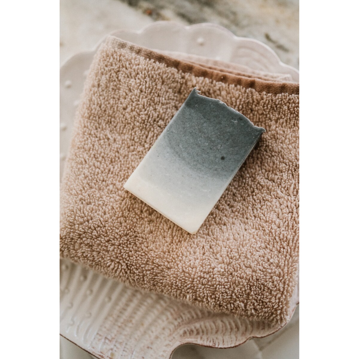 Oczyszczające naturalne mydło z węglem aktywnym - Detoxifying natural soap with activated charcoal