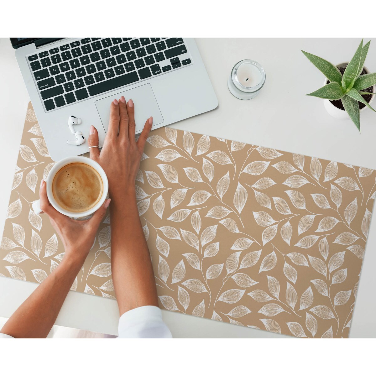 Beżowa mata na biurko Liście na gałązkach, 90x45 cm
