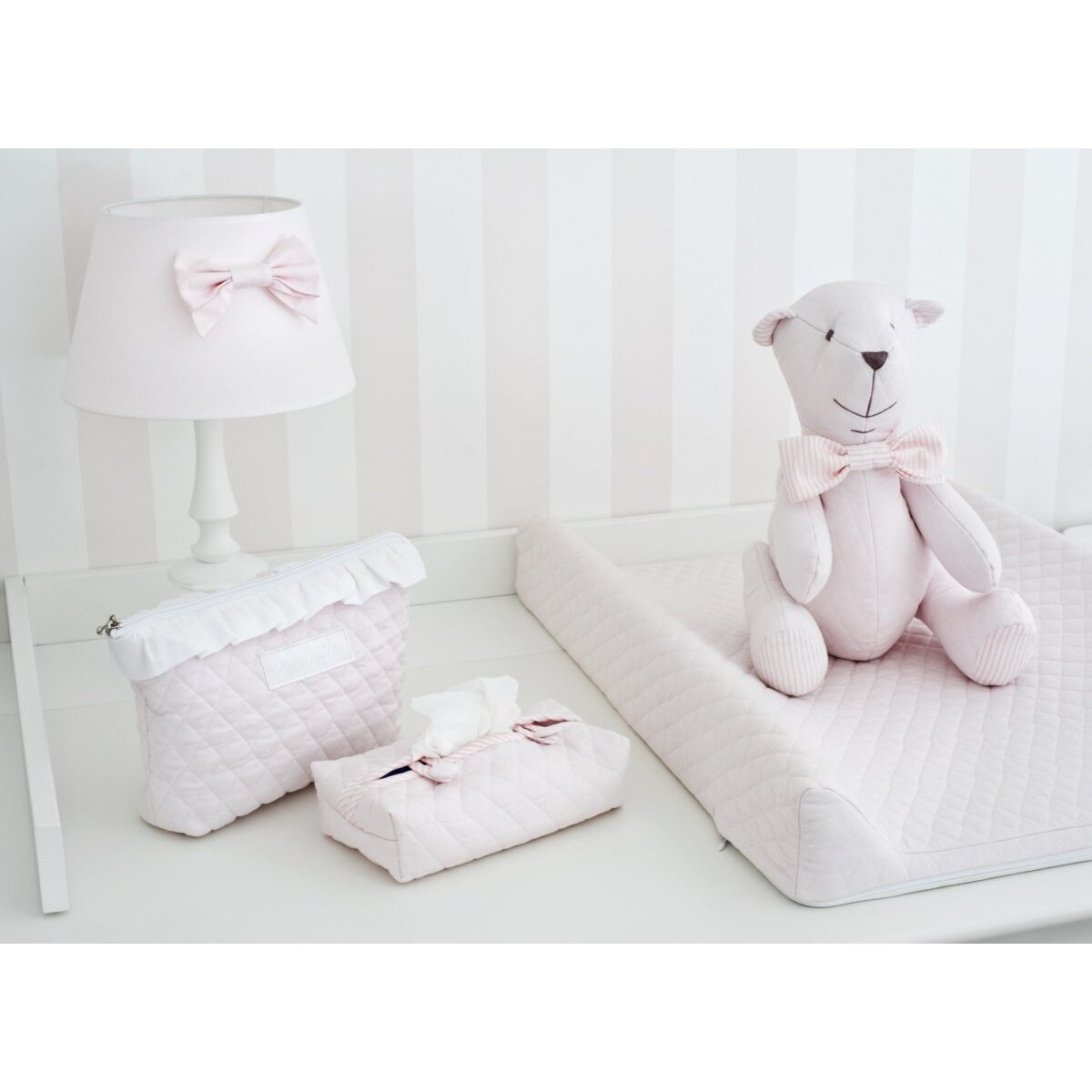 Miś dekoracyjny pudrowy pikowany z kokardą