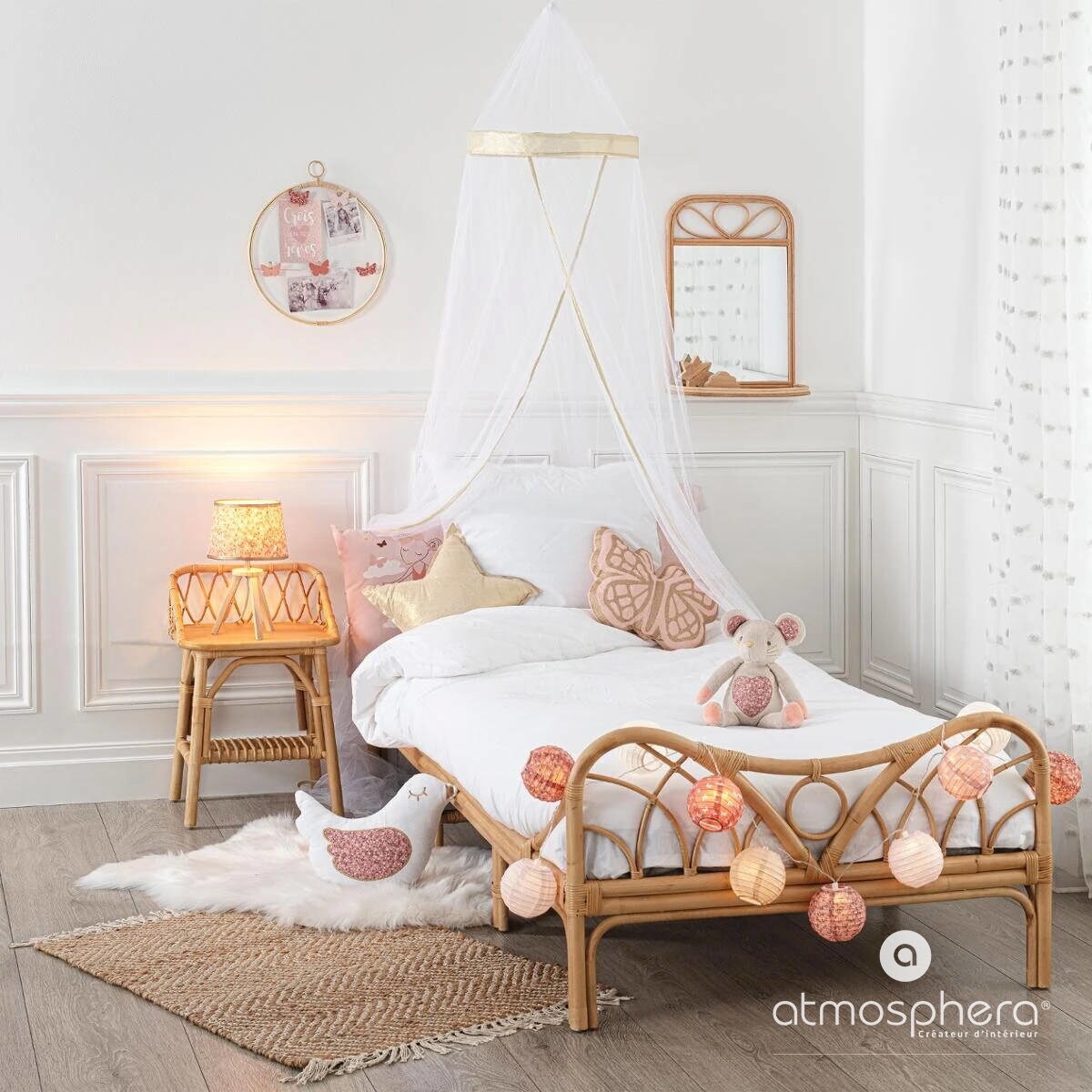 Ozdobna szafka nocna do pokoju dziecięcego, 56 cm, rattanowa