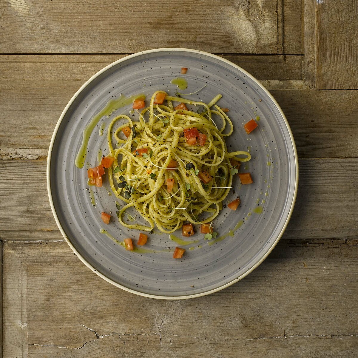 Talerz organiczny z wysokim rantem Stonecast Peppercorn Grey, 230mm