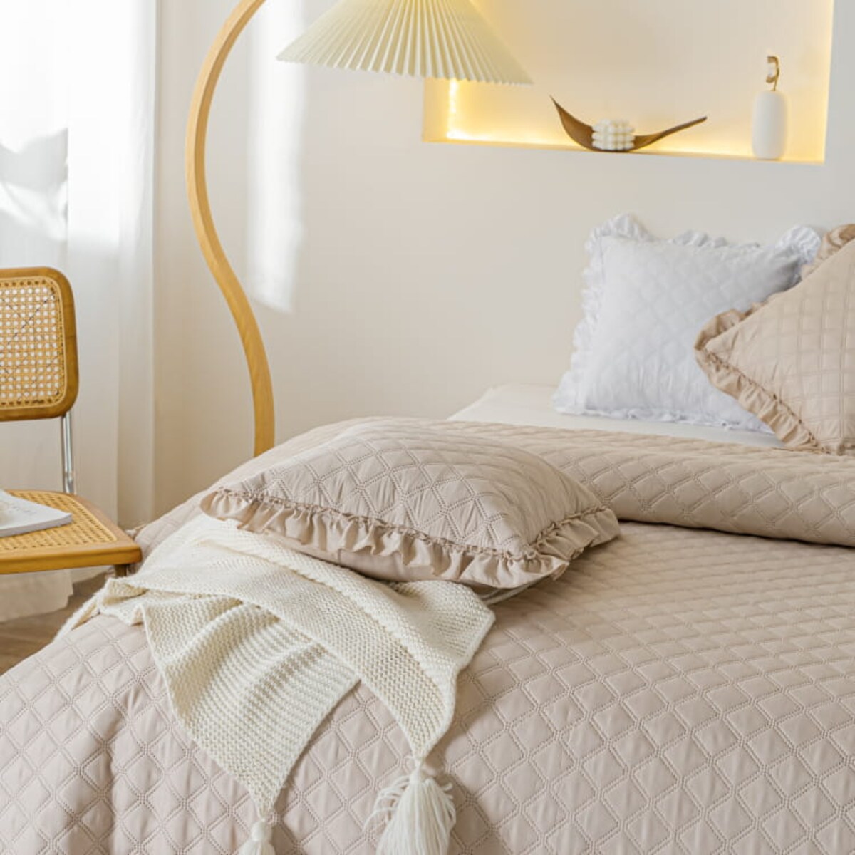Beżowa Narzuta Pikowana z Falbanką 240 x 260 Duży XXL Koc Pled Elegancki Loft