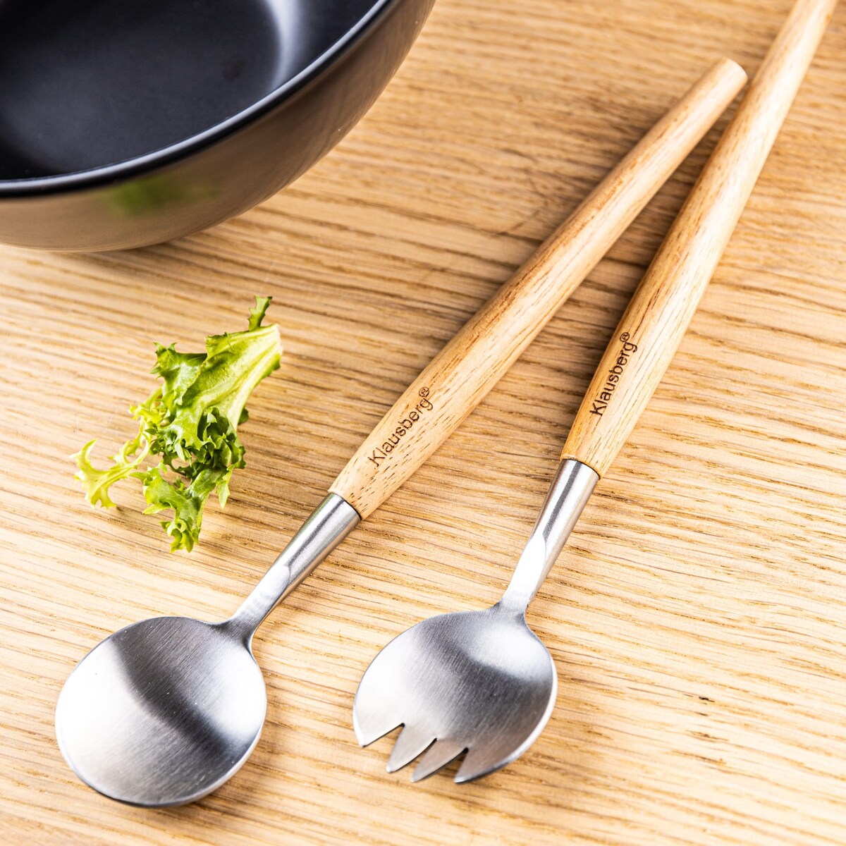 Porcelanowa misa czarna 23cm do sałatek z łyżkami KLAUSBERG