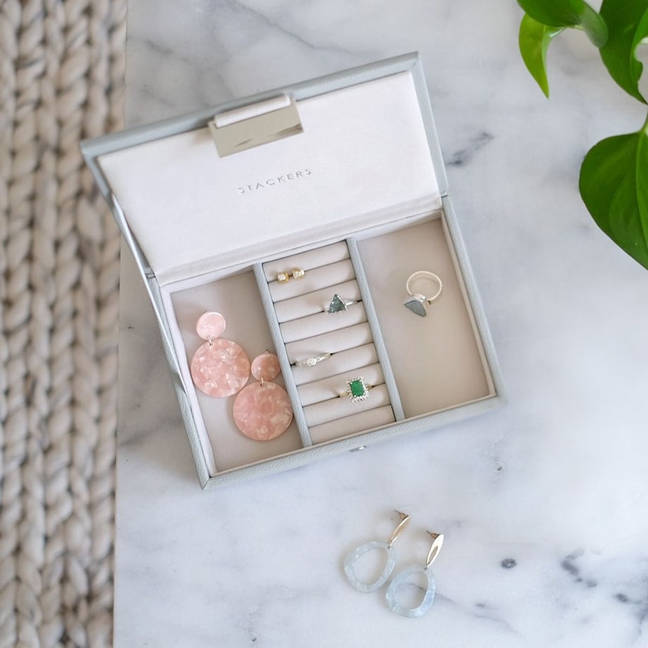 Szkatułka na biżuterię Stackers mini kamienna szarość z pokrywką