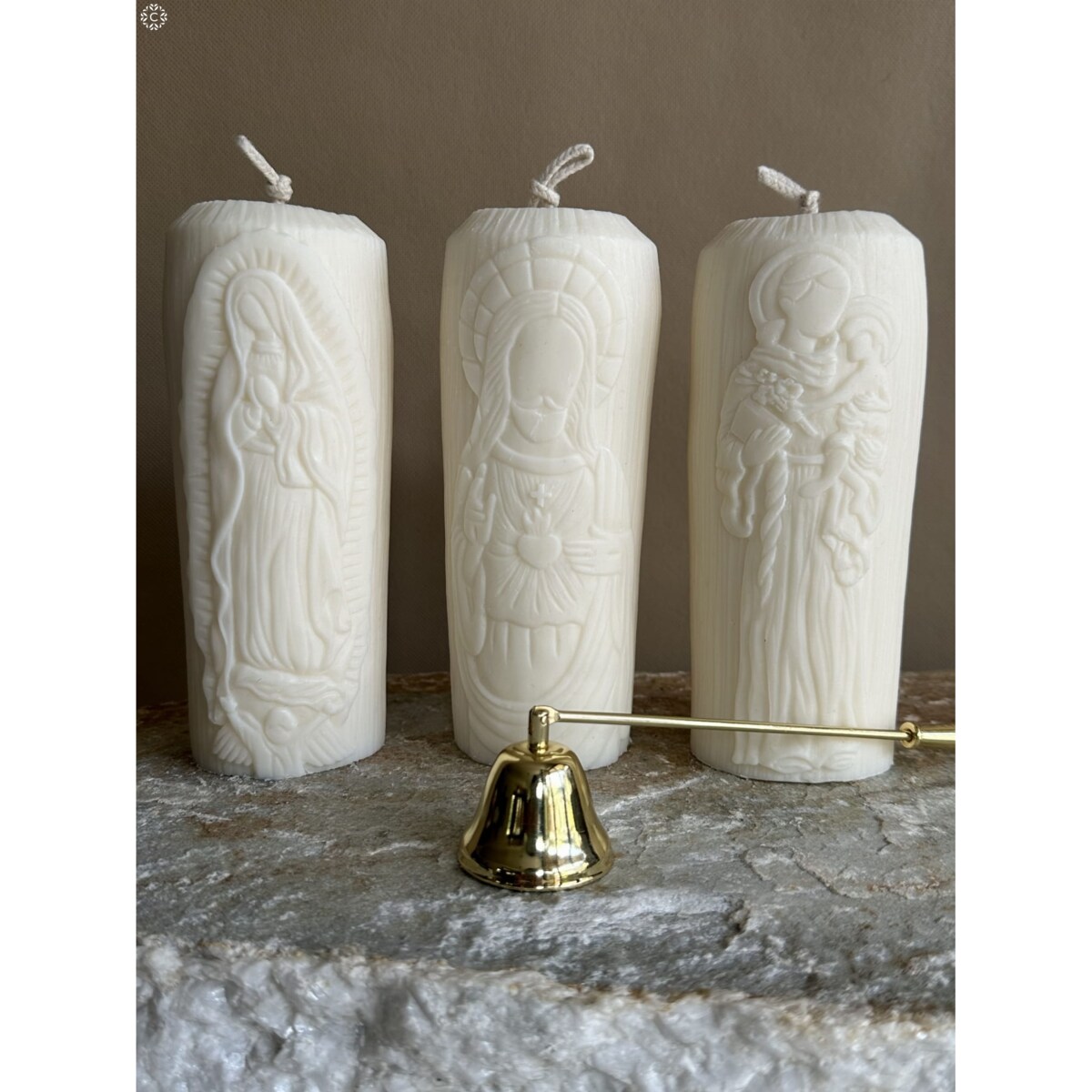 Świeca sojowa w kolorze ecru z motywem Jezusa – świeca religijna