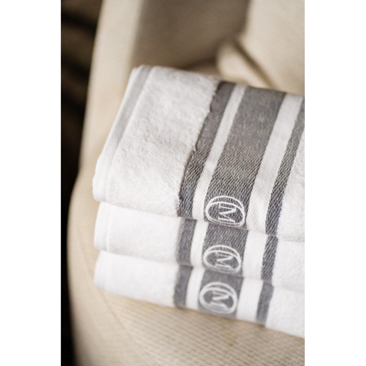 Ręcznik kąpielowy 70 x 140 cm (szary) Monogram Linea OFFICINE Monogram